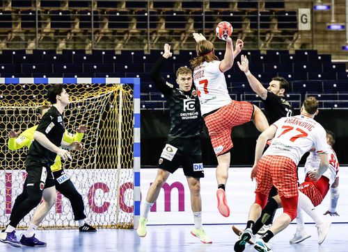 Dinamo a învins-o pe Tatran Presov, campioana Slovaciei, scor 32-30, într-o restanță din etapa a 3-a a EHF European League. Pentru a spera la calificare, „dulăii” trebuie să învingă la Lisabona.