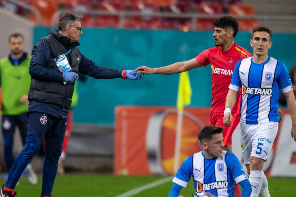Florinel Coman ia o pastilă de la medic în FCSB - CS Universitatea Craiova / FOTO: Raed Krishan (GSP.ro)