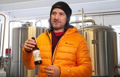 „Un accident de căruță mi-a schimbat cariera!”. Povestea fostului fotbalist Călin Ignat, care și-a făcut în Târgu Mureș o fabrică de bere artizanală ce poartă numele cățelului său