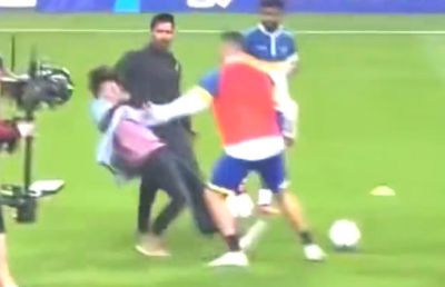 Imagini incredibile din Arabia Saudită » Cristiano Ronaldo, aproape să fie accidentat de un fan!