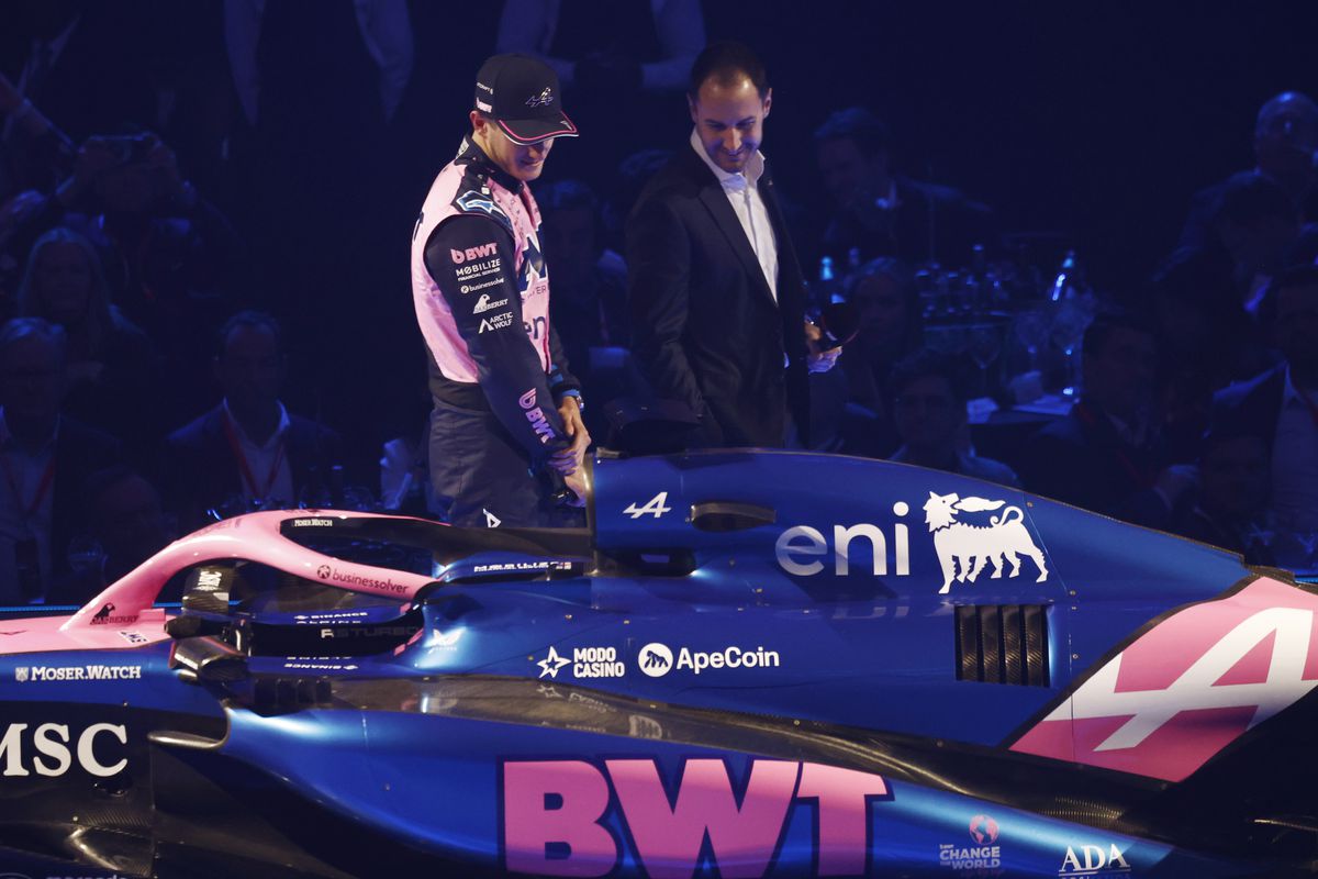 Show la Londra! Pentru prima dată, toate echipele și-au prezentat monoposturile simultan: Hamilton, prima apariție la Ferrari + huiduieli pentru Verstappen și FIA