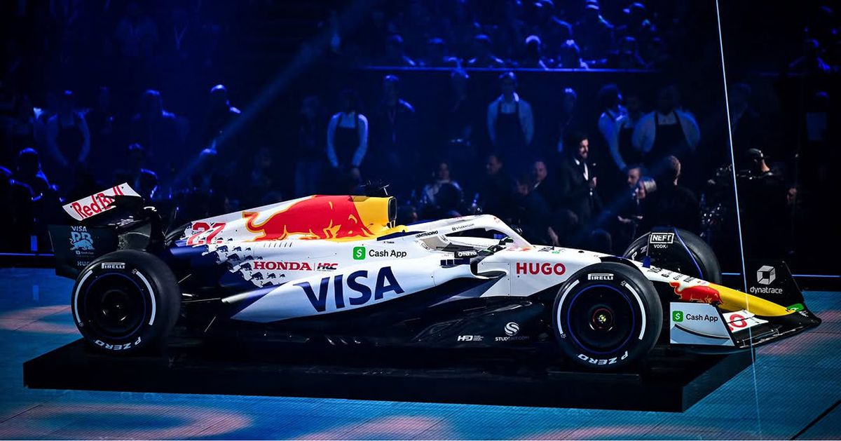 Show la Londra! Pentru prima dată, toate echipele și-au prezentat monoposturile simultan: Hamilton, prima apariție la Ferrari + huiduieli pentru Verstappen și FIA