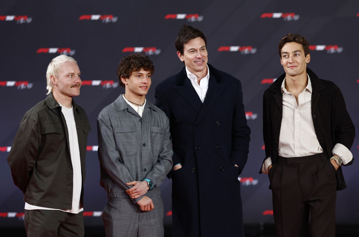 Show la Londra! Pentru prima dată, toate echipele și-au prezentat monoposturile simultan: Hamilton, prima apariție la Ferrari + huiduieli pentru Verstappen și FIA