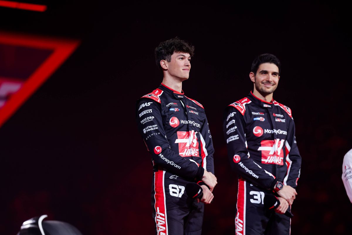 Show la Londra! Pentru prima dată, toate echipele și-au prezentat monoposturile simultan: Hamilton, prima apariție la Ferrari + huiduieli pentru Verstappen și FIA