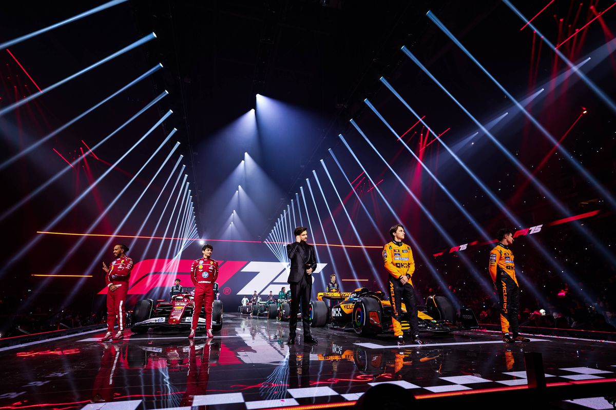 Show la Londra! Pentru prima dată, toate echipele și-au prezentat monoposturile simultan: Hamilton, prima apariție la Ferrari + huiduieli pentru Verstappen și FIA