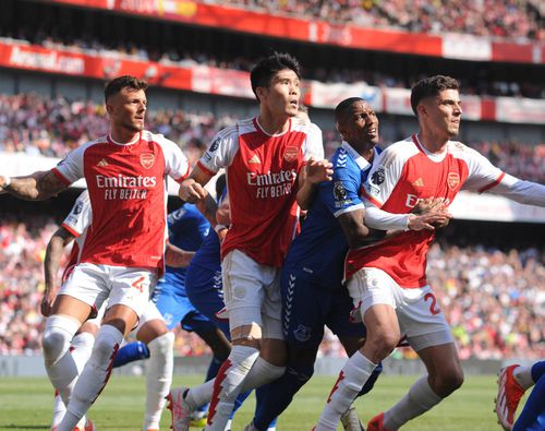 Takehiro Tomiyasu (central). FOTO: Imago