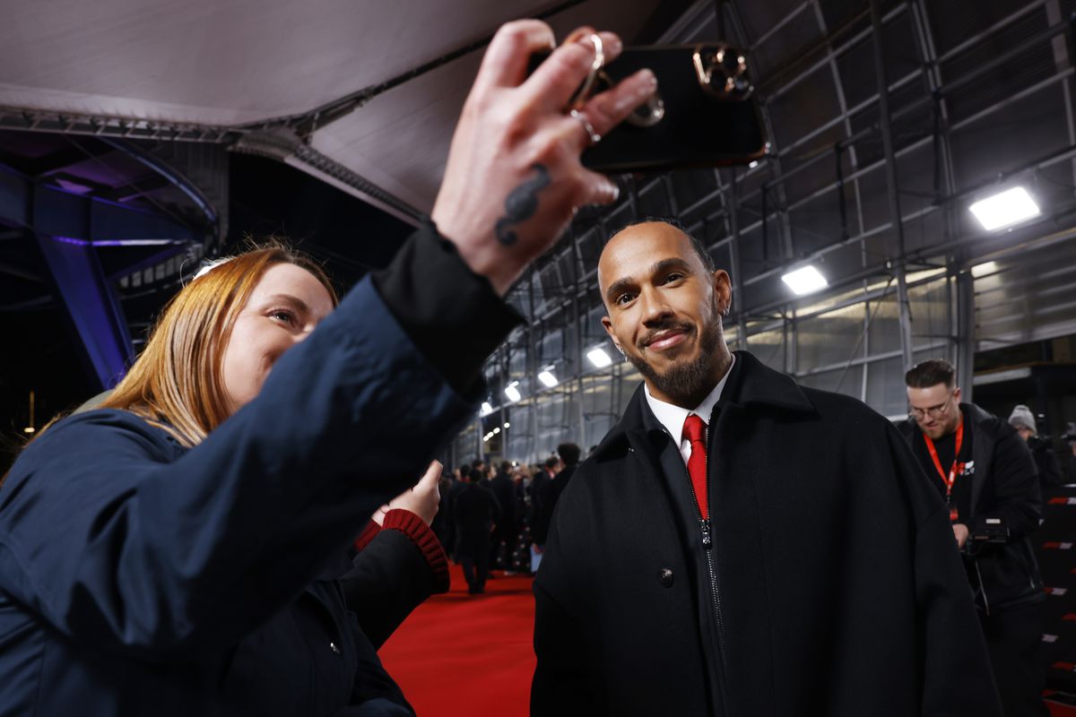 Show la Londra! Pentru prima dată, toate echipele și-au prezentat monoposturile simultan: Hamilton, prima apariție la Ferrari + huiduieli pentru Verstappen și FIA