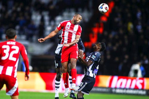 Ayoub El Kaabi sare la cap într-un duel cu PAOK / FOTO: Imago