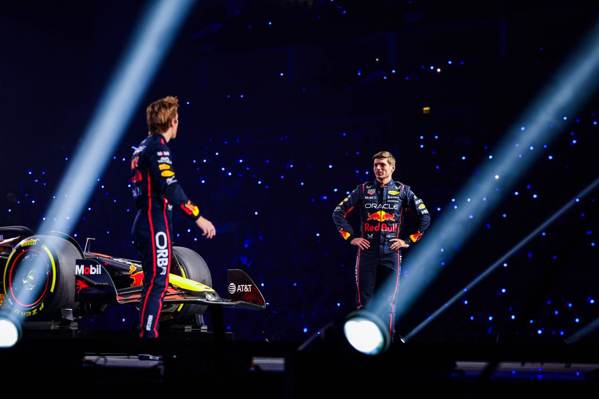 Show la Londra! Pentru prima dată, toate echipele și-au prezentat monoposturile simultan: Hamilton, prima apariție la Ferrari + huiduieli pentru Verstappen și FIA