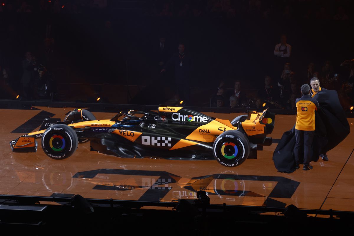 Show la Londra! Pentru prima dată, toate echipele și-au prezentat monoposturile simultan: Hamilton, prima apariție la Ferrari + huiduieli pentru Verstappen și FIA