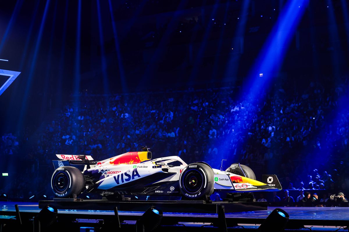 Show la Londra! Pentru prima dată, toate echipele și-au prezentat monoposturile simultan: Hamilton, prima apariție la Ferrari + huiduieli pentru Verstappen și FIA