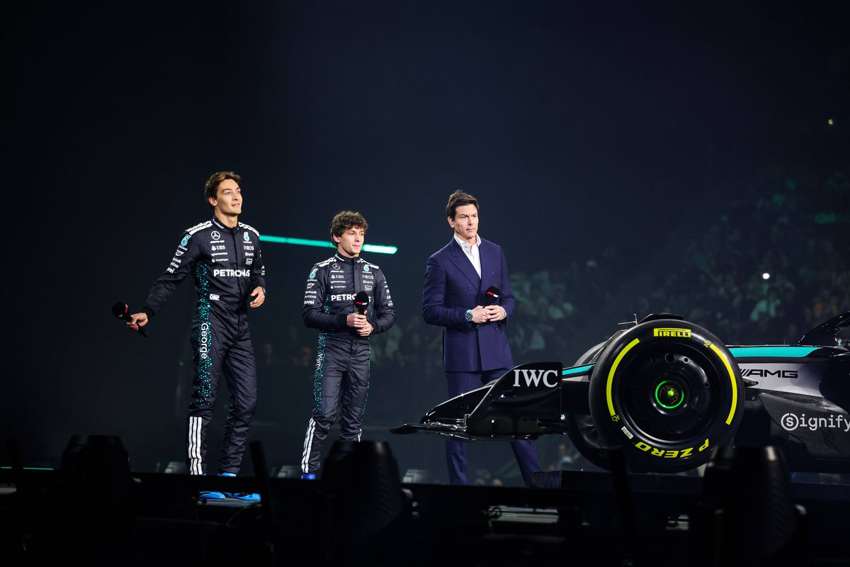 Show la Londra! Pentru prima dată, toate echipele și-au prezentat monoposturile simultan: Hamilton, prima apariție la Ferrari + huiduieli pentru Verstappen și FIA