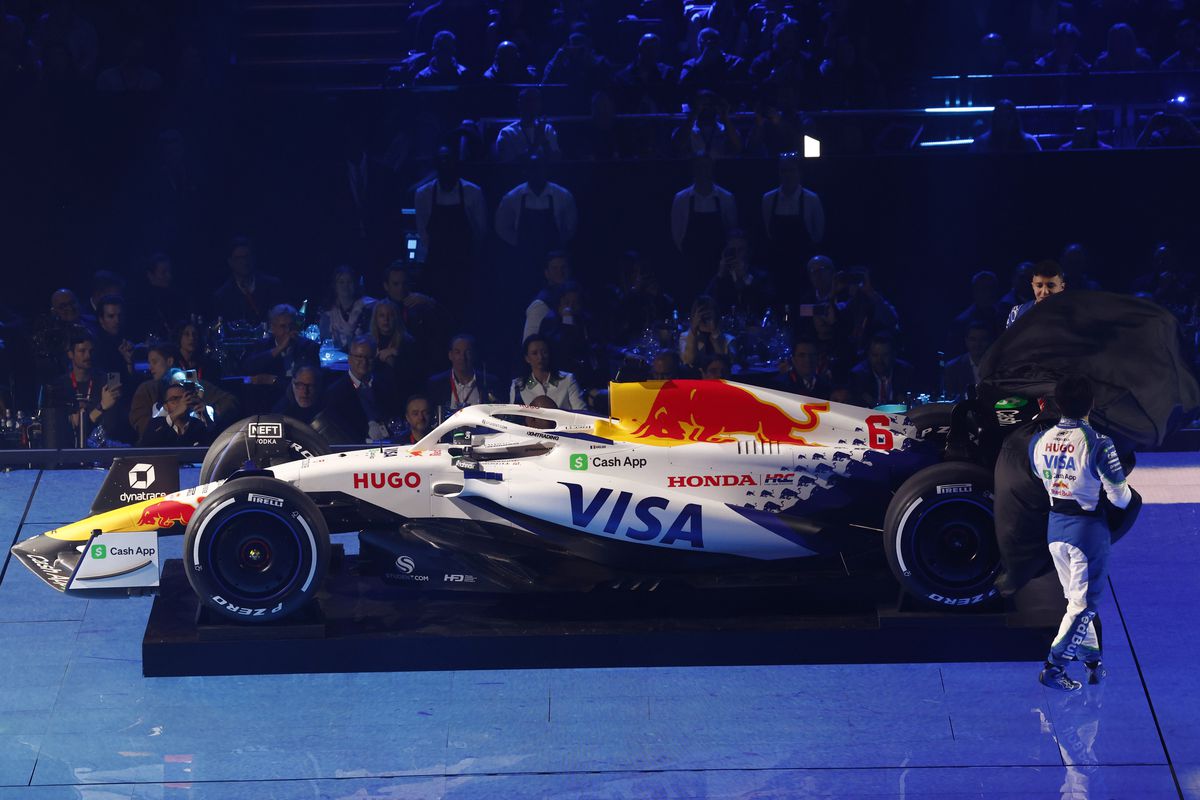Show la Londra! Pentru prima dată, toate echipele și-au prezentat monoposturile simultan: Hamilton, prima apariție la Ferrari + huiduieli pentru Verstappen și FIA