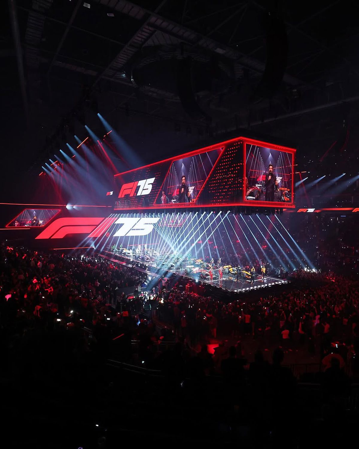 Show la Londra! Pentru prima dată, toate echipele și-au prezentat monoposturile simultan: Hamilton, prima apariție la Ferrari + huiduieli pentru Verstappen și FIA