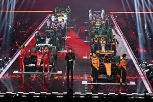 Show la Londra! Pentru prima dată, toate echipele și-au prezentat monoposturile simultan: Hamilton, prima apariție la Ferrari + huiduieli pentru Verstappen și FIA