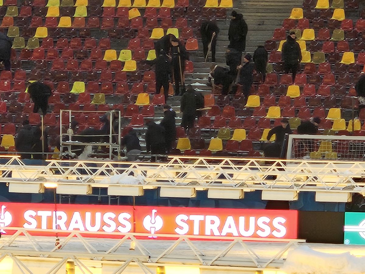 Suporterii FCSB l-au ascultat pe Mihai Stoica » Imaginile serii, pe Arena Națională: câți au venit la deszăpezire