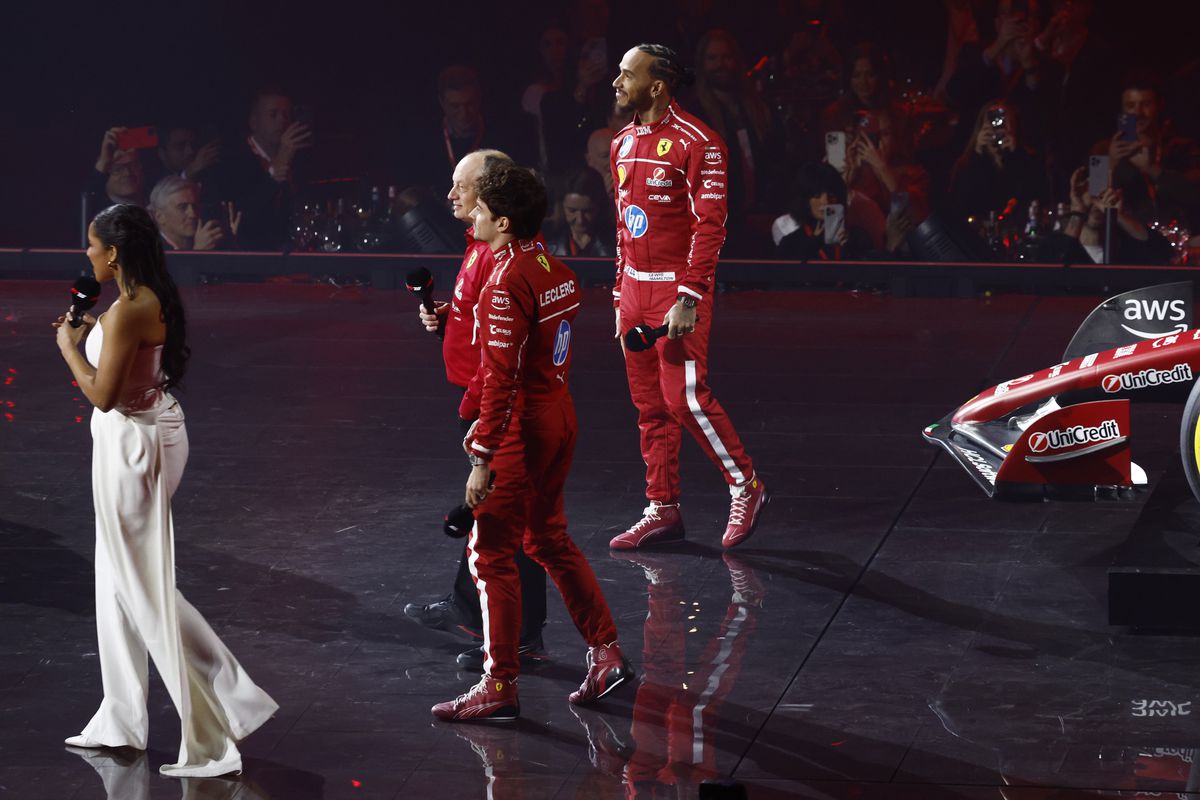 Show la Londra! Pentru prima dată, toate echipele și-au prezentat monoposturile simultan: Hamilton, prima apariție la Ferrari + huiduieli pentru Verstappen și FIA