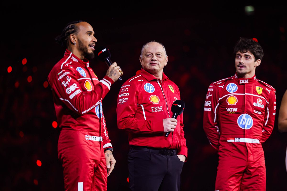 Show la Londra! Pentru prima dată, toate echipele și-au prezentat monoposturile simultan: Hamilton, prima apariție la Ferrari + huiduieli pentru Verstappen și FIA