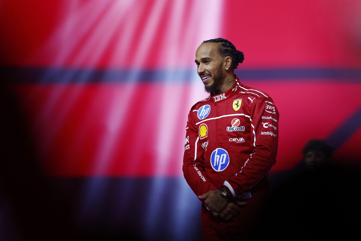 Show la Londra! Pentru prima dată, toate echipele și-au prezentat monoposturile simultan: Hamilton, prima apariție la Ferrari + huiduieli pentru Verstappen și FIA