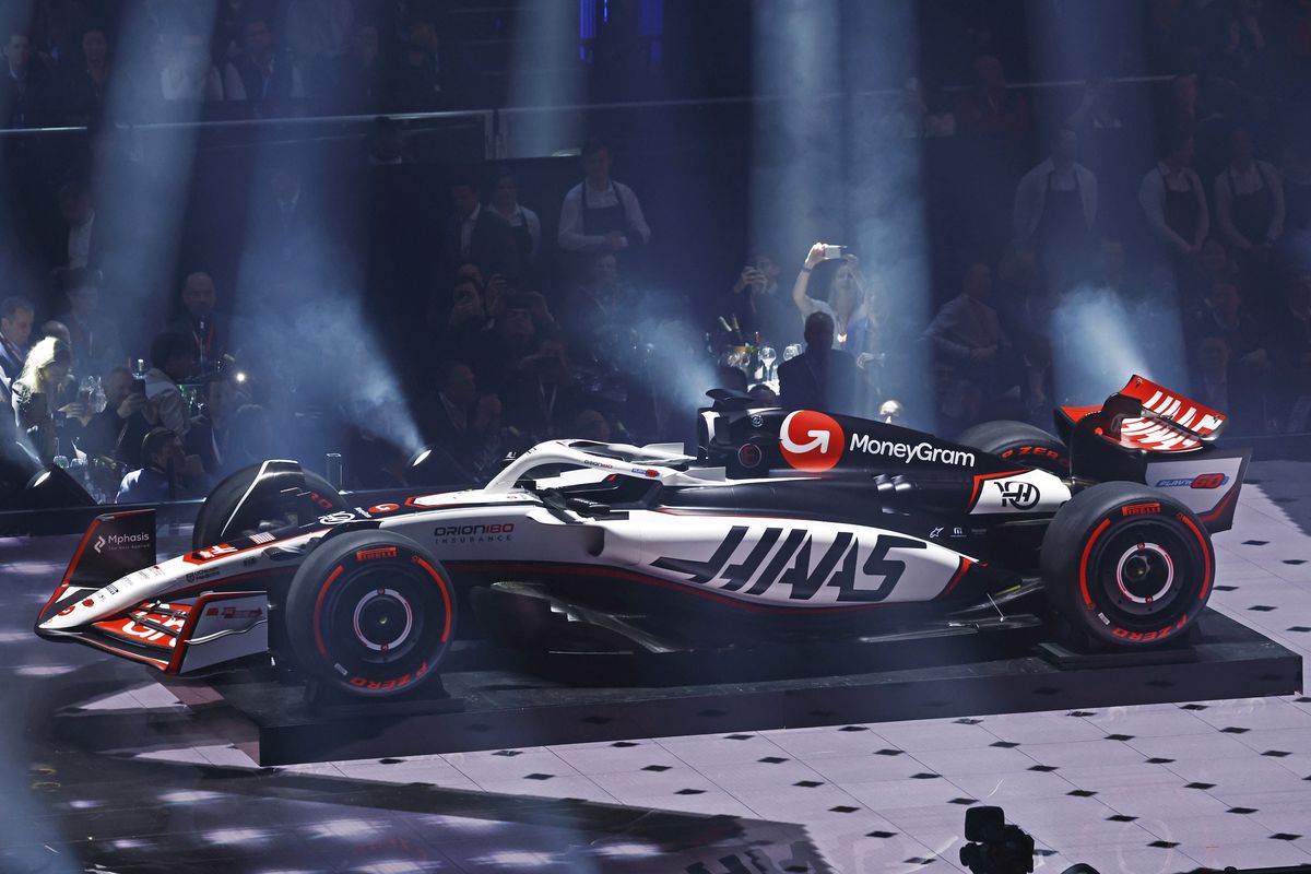 Show la Londra! Pentru prima dată, toate echipele și-au prezentat monoposturile simultan: Hamilton, prima apariție la Ferrari + huiduieli pentru Verstappen și FIA