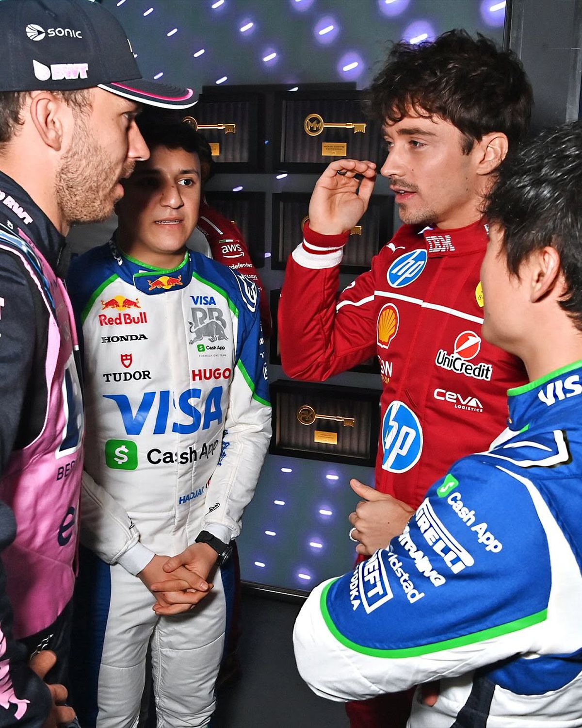 Show la Londra! Pentru prima dată, toate echipele și-au prezentat monoposturile simultan: Hamilton, prima apariție la Ferrari + huiduieli pentru Verstappen și FIA