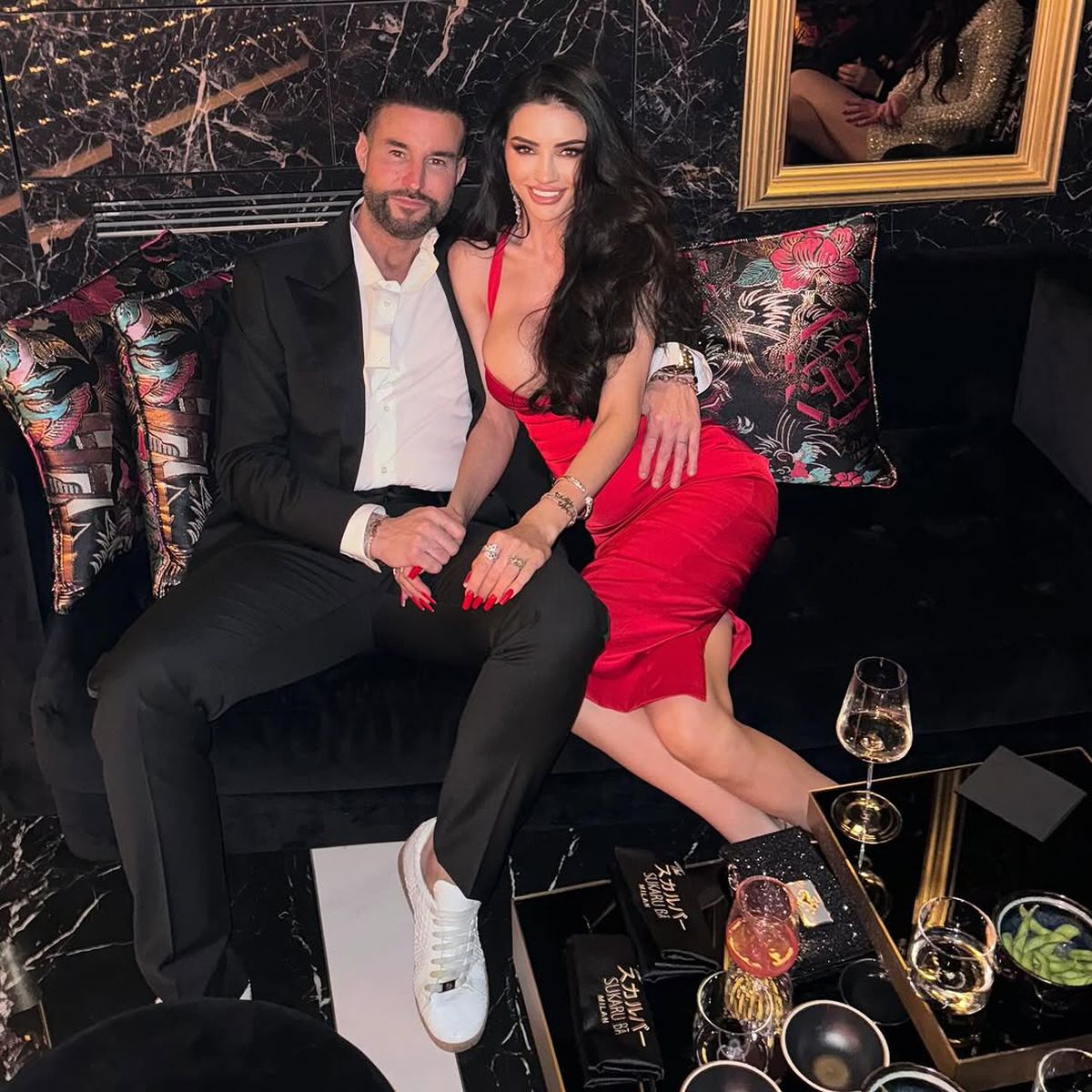 Fotomodelul din Pașcani l-a hipnotizat pe Philipp Plein cu decolteul generos » Într-o rochie mulată în brațele designerului