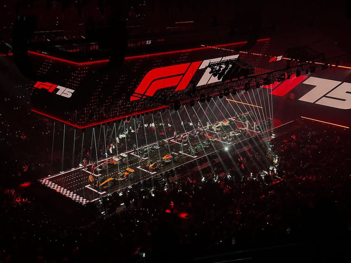 Show la Londra! Pentru prima dată, toate echipele și-au prezentat monoposturile simultan: Hamilton, prima apariție la Ferrari + huiduieli pentru Verstappen și FIA