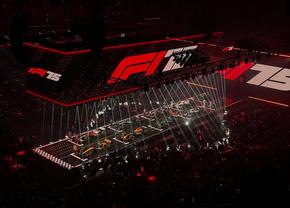Show la Londra! Pentru prima dată, toate echipele și-au prezentat monoposturile simultan: Hamilton, prima apariție la Ferrari + huiduieli pentru Verstappen și FIA