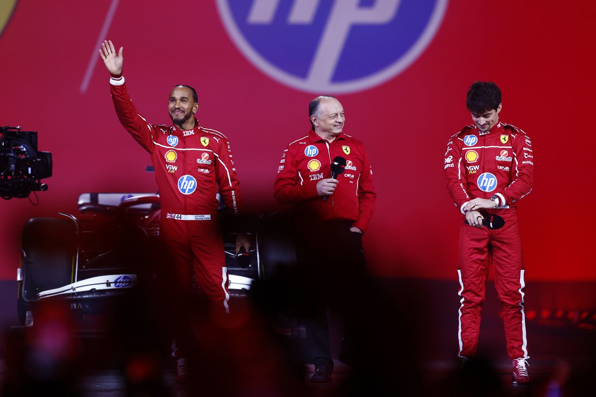 Show la Londra! Pentru prima dată, toate echipele și-au prezentat monoposturile simultan: Hamilton, prima apariție la Ferrari + huiduieli pentru Verstappen și FIA