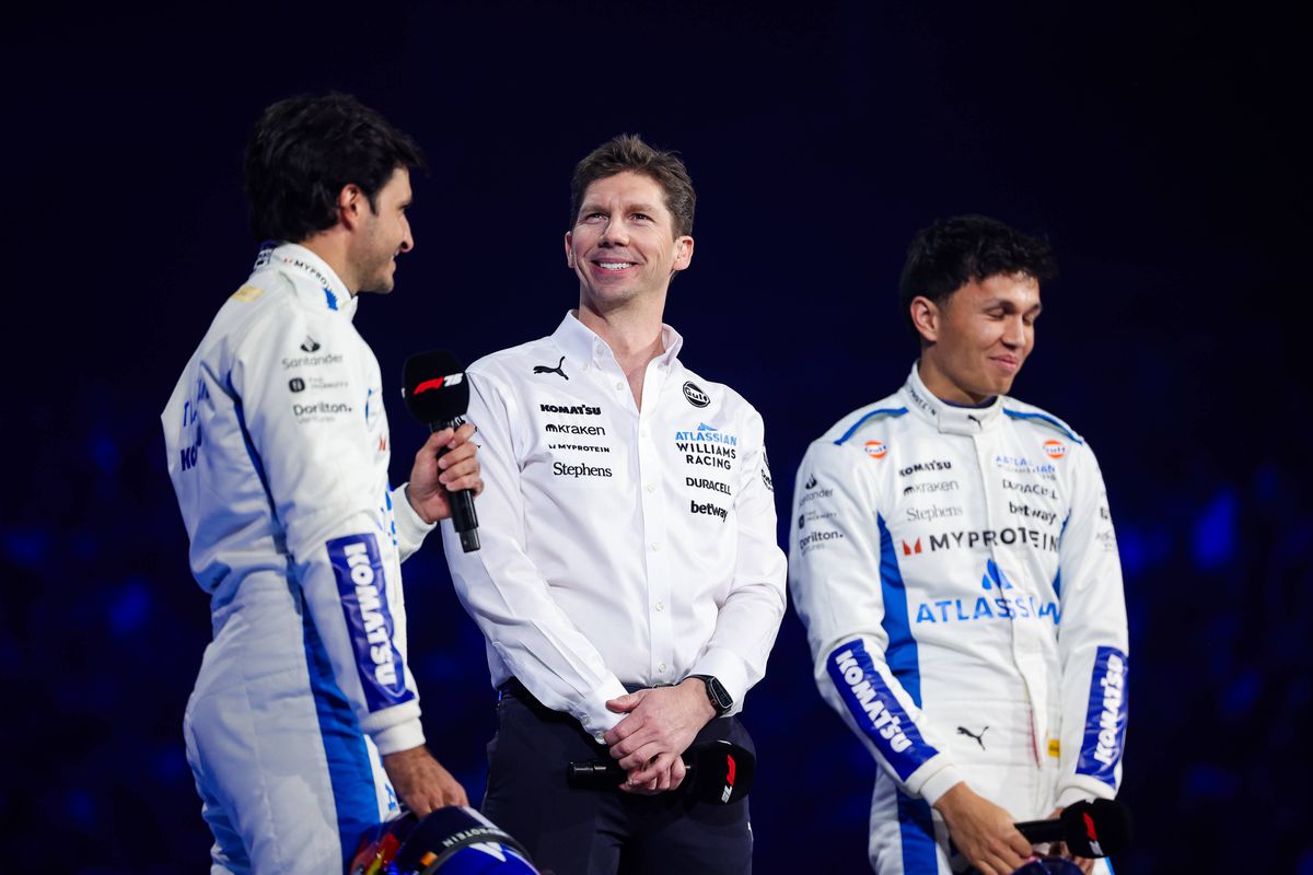 Show la Londra! Pentru prima dată, toate echipele și-au prezentat monoposturile simultan: Hamilton, prima apariție la Ferrari + huiduieli pentru Verstappen și FIA