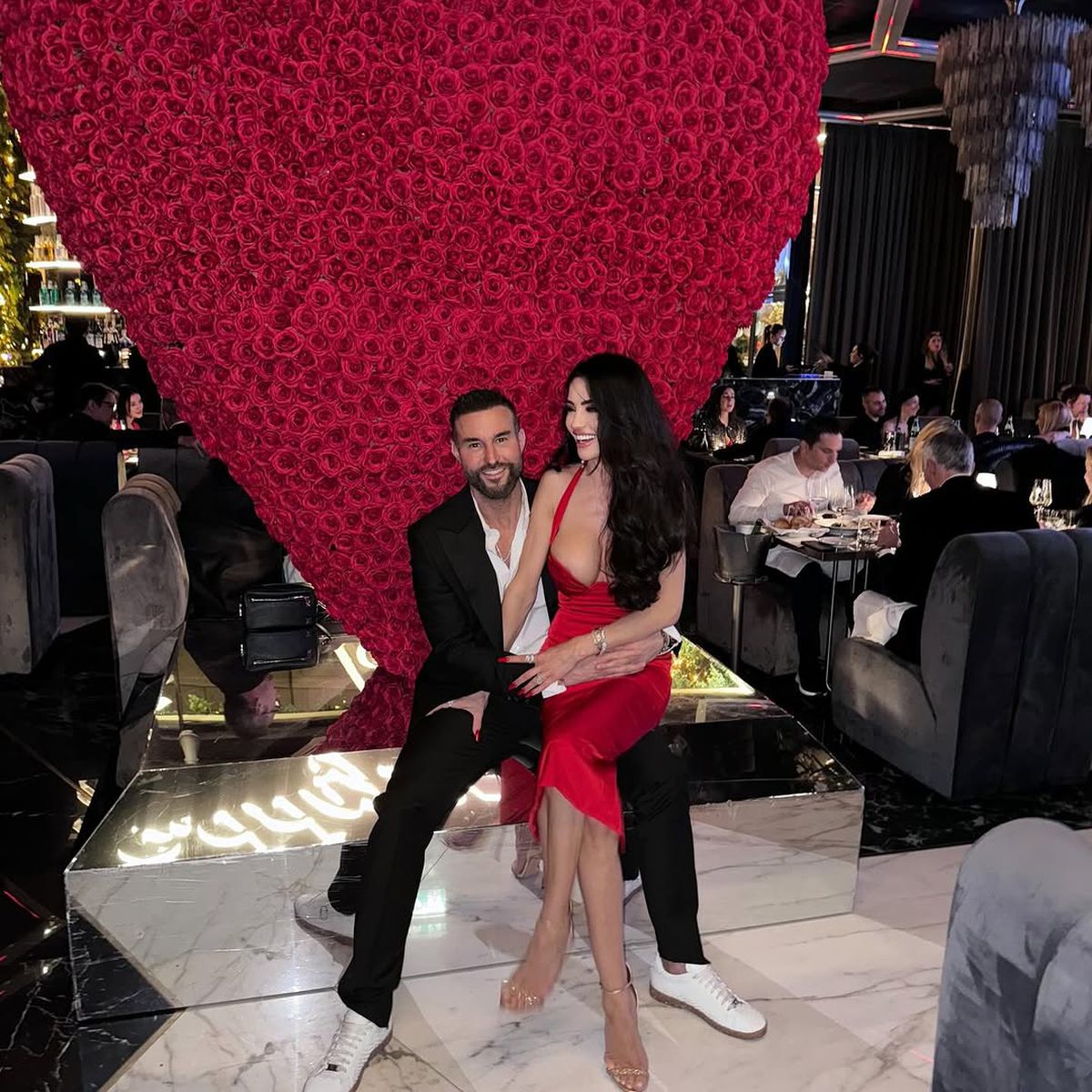 Fotomodelul din Pașcani l-a hipnotizat pe Philipp Plein cu decolteul generos » Într-o rochie mulată în brațele designerului