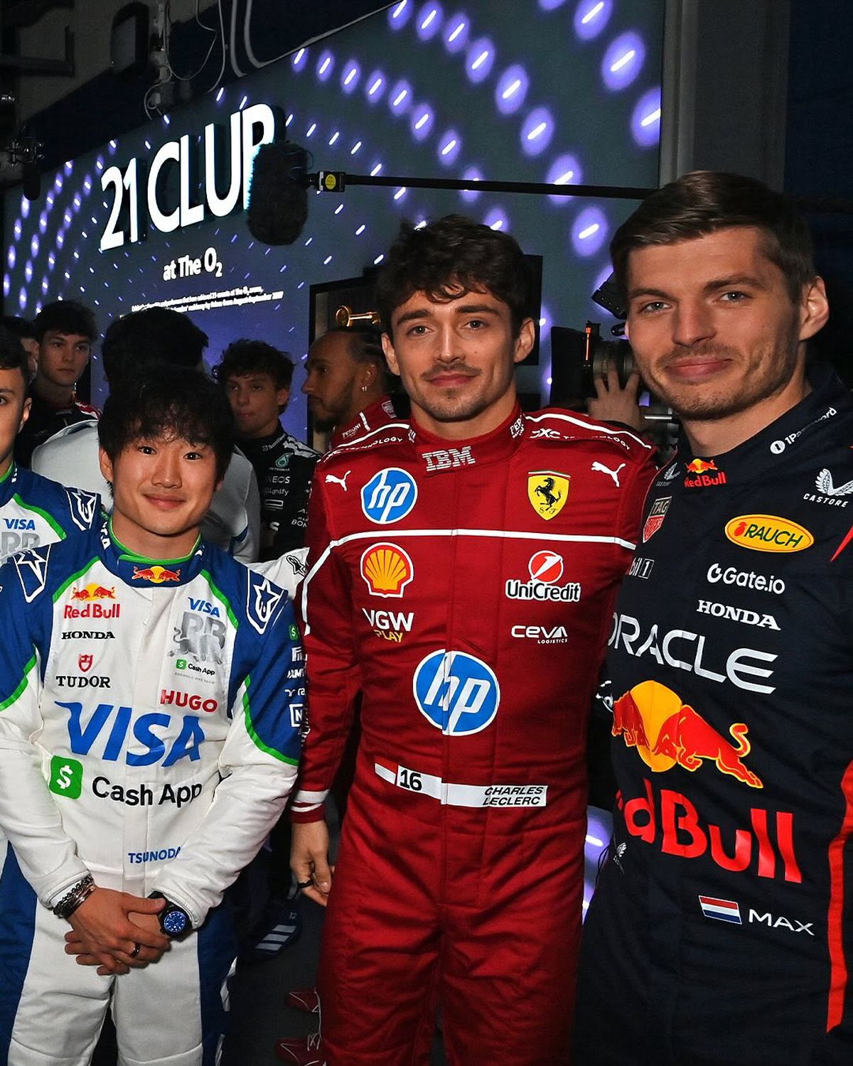 Show la Londra! Pentru prima dată, toate echipele și-au prezentat monoposturile simultan: Hamilton, prima apariție la Ferrari + huiduieli pentru Verstappen și FIA