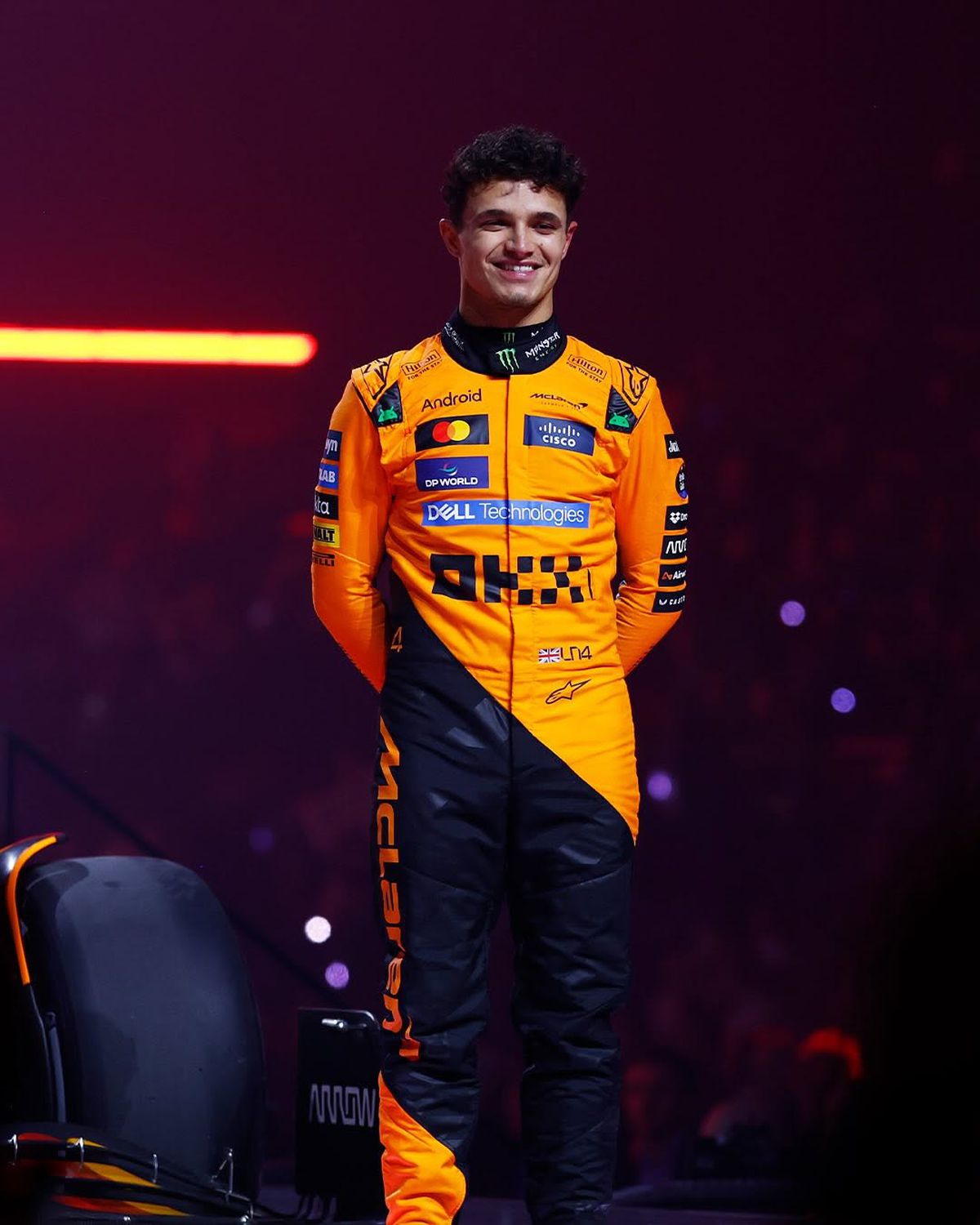 Show la Londra! Pentru prima dată, toate echipele și-au prezentat monoposturile simultan: Hamilton, prima apariție la Ferrari + huiduieli pentru Verstappen și FIA