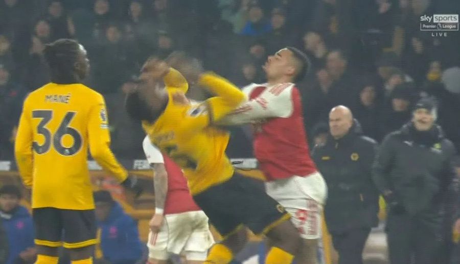 Gabriel Jesus își împinge adversarul / Foto: captură Nervi întinși la Arsenal, încăierare la final! » De unde a plecat totul