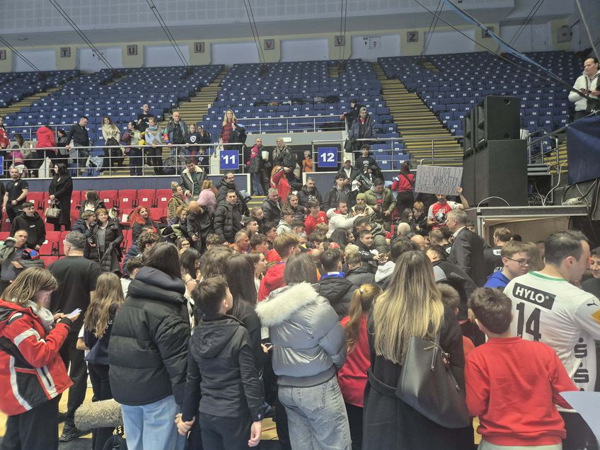 Mathias Gidsel (27 de ani), cel mai bun handbalist al planetei, a stat o oră la poze și autografe cu micii fani din România