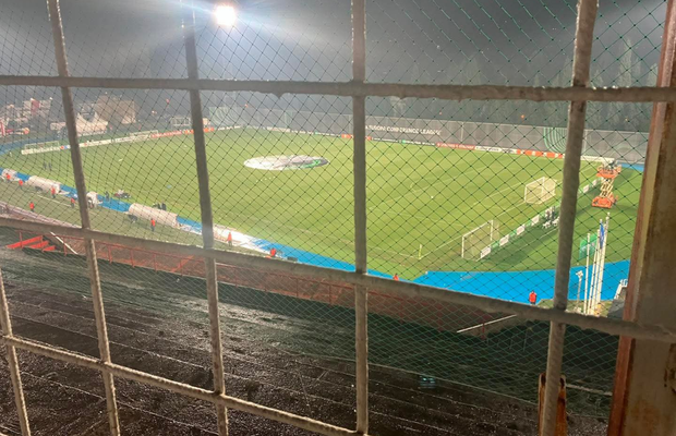 Imagini-șoc în Conference League! Suporteri „băgați la închisoare”