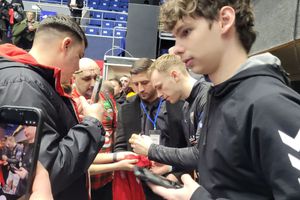 Fenomenul Gidsel » Cel mai bun handbalist al lumii a stat o oră la autografe cu puștii bucureșteni! La superlativ despre România și Neagu: „Promit!”