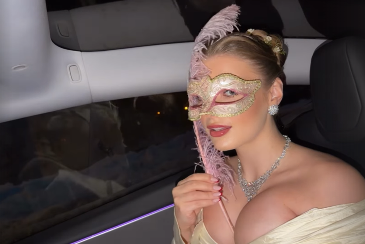 Între două „finale” pentru play-off, Bîrligea a dus-o pe Antonia la bal mascat