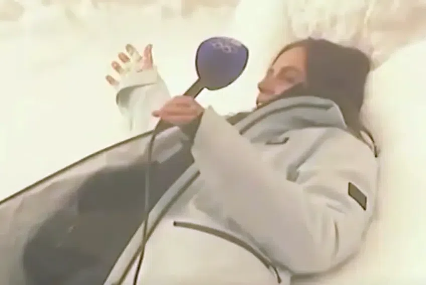 Danika Mason a început să facă „îngeri” prin zăpadă, în timpul live-ului