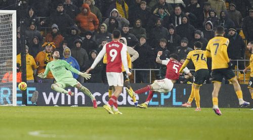 Edozie, cu ajutorul lui Calafiori, va aduce golul de 2-2 și un punct lui Wolves în duelul cu Arsenal / Foto: Imago