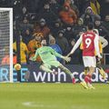 Edozie, cu ajutorul lui Calafiori, va aduce golul de 2-2 și un punct lui Wolves în duelul cu Arsenal / Foto: Imago