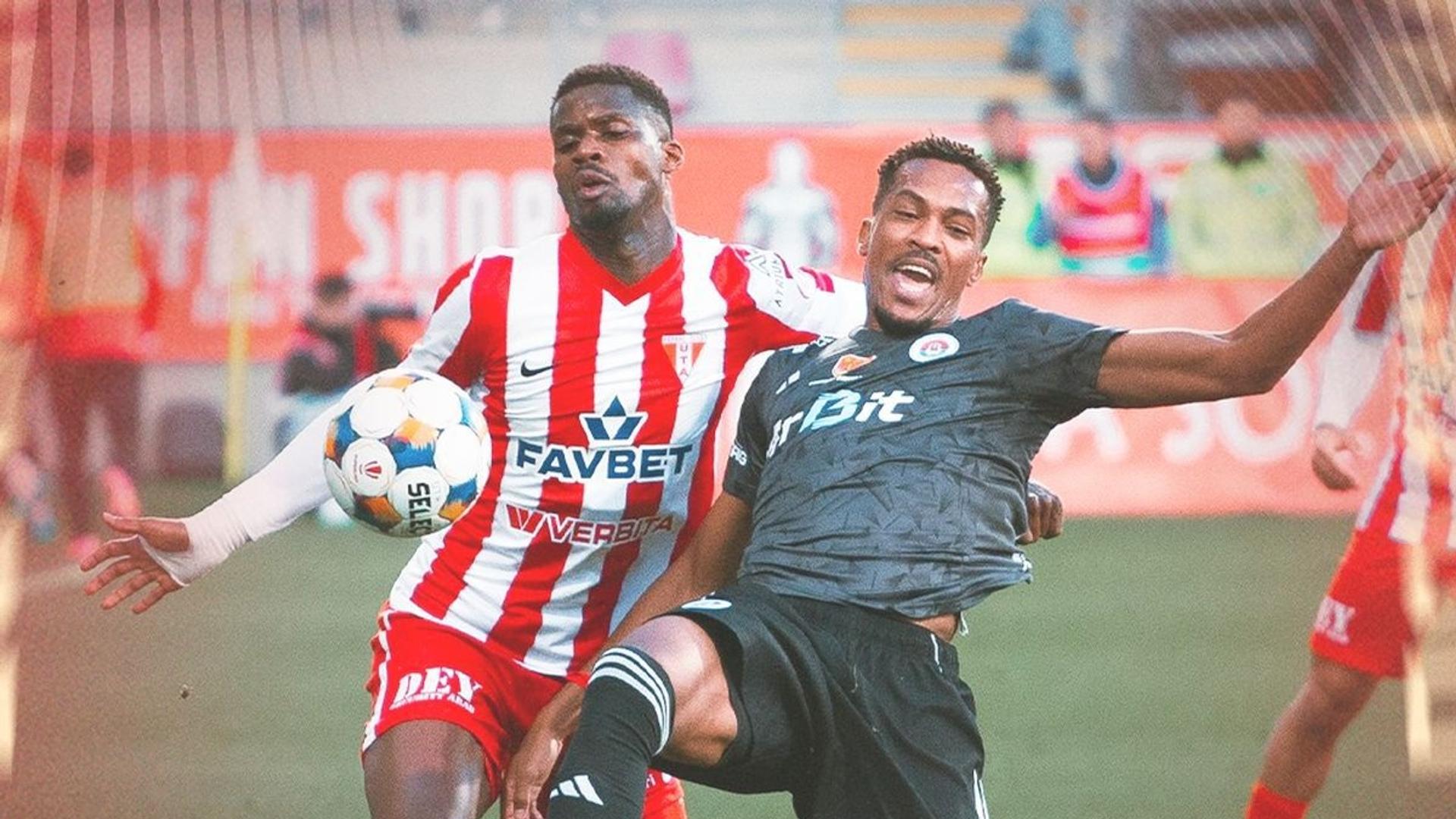 Jucători de la Oțelul și UTA pe teren în timpul meciului din Superliga România, cu echipe probabile afișate pe ecran. | sursa foto: Gazeta Sporturilor