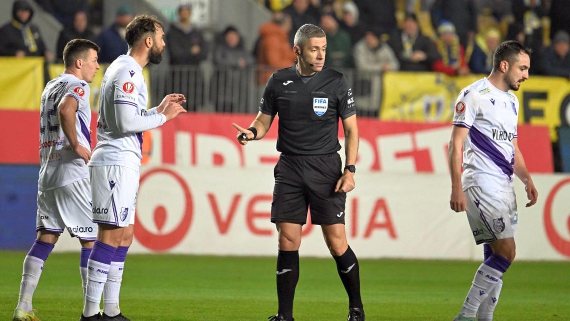 Radu Petrescu arbitrează un meci din Superliga România după reducerea suspendării pentru o eroare controversată în Petrolul Ploiești - FC Argeș | sursa foto: Gazeta Sporturilor