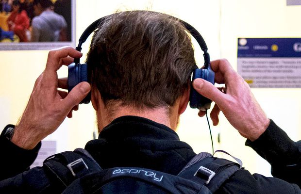 Studiu înfiorător: TOATE căștile audio „pot cauza cancer, probleme de dezvoltare neurologică și feminizarea bărbaților”