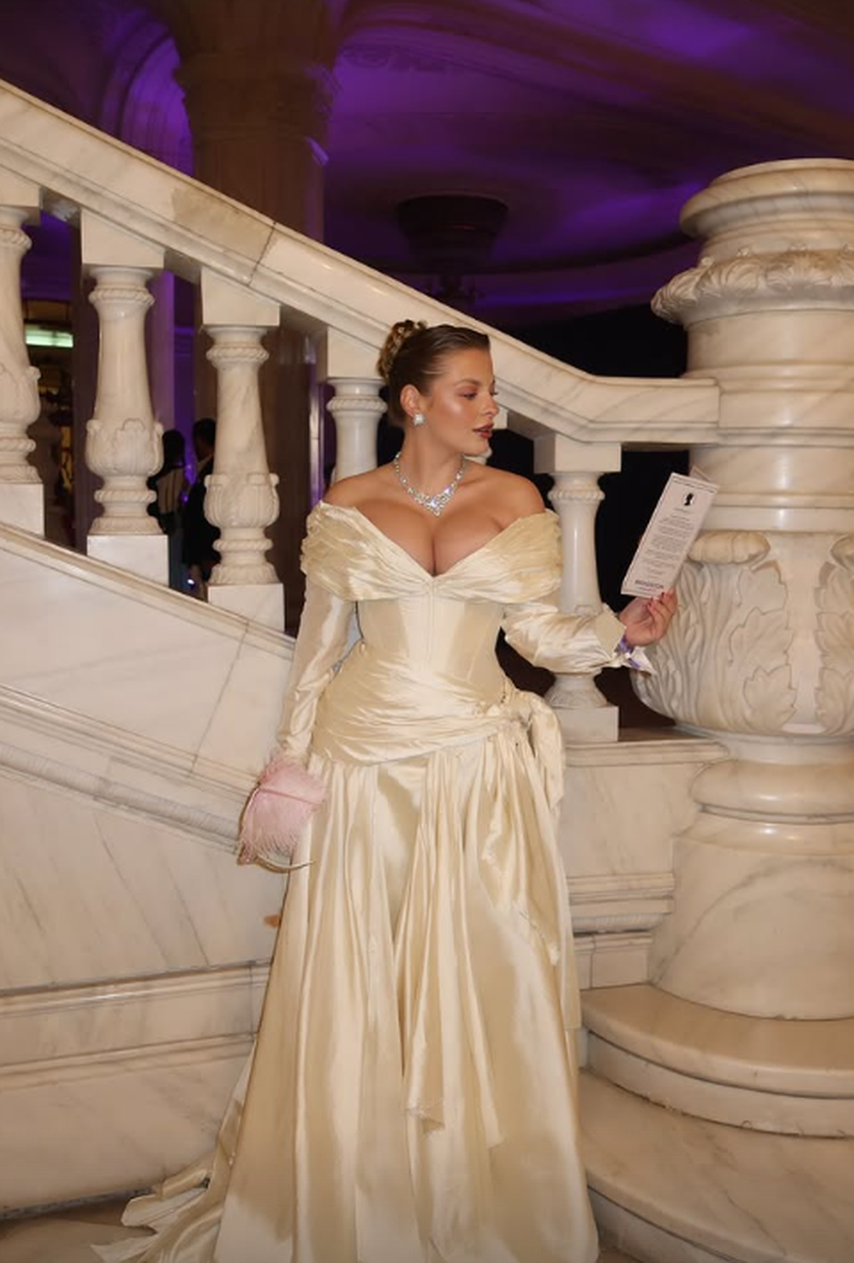 Între două „finale” pentru play-off, Bîrligea a dus-o pe Antonia la bal mascat