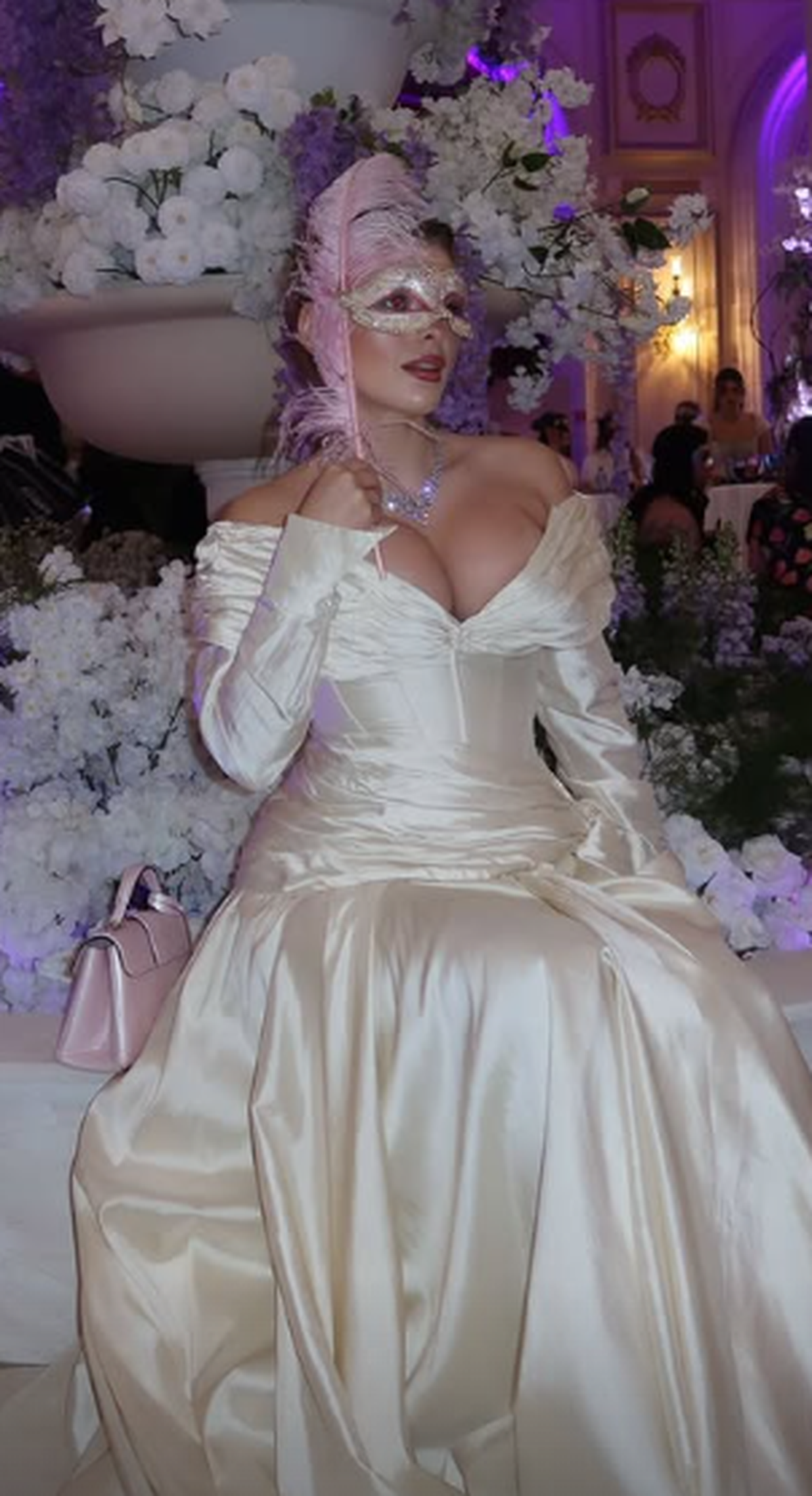 Între două „finale” pentru play-off, Bîrligea a dus-o pe Antonia la bal mascat