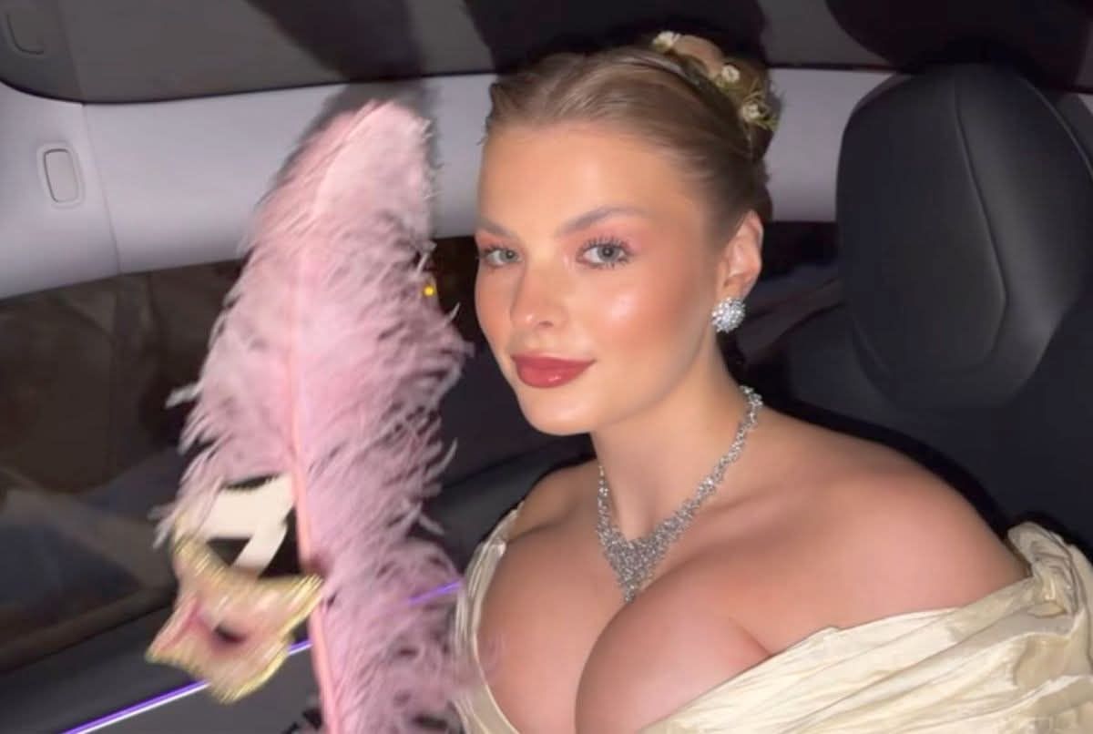 Între două „finale” pentru play-off, Bîrligea a dus-o pe Antonia la bal mascat