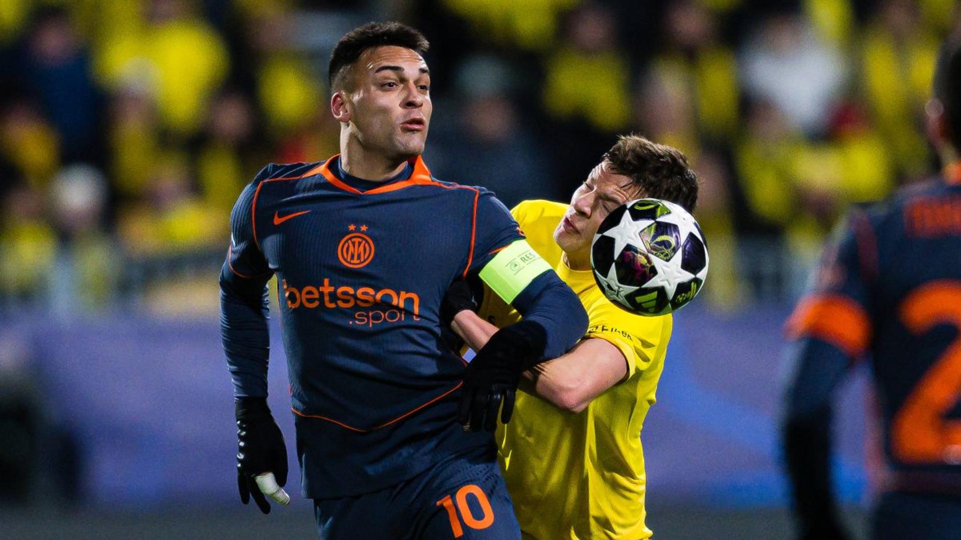 Lautaro Martinez ținându-se de gambă în timpul meciului Inter Norvegia, Cristi Chivu privind îngrijorat de pe margine. | sursa foto: Gazeta Sporturilor