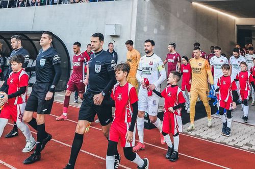 Hermannstadt a emis un comunicat prin care cere publicarea discuțiilor dintre arbitri la meciul cu CFR Cluj/ foto: Faceobook @Hermannstadt