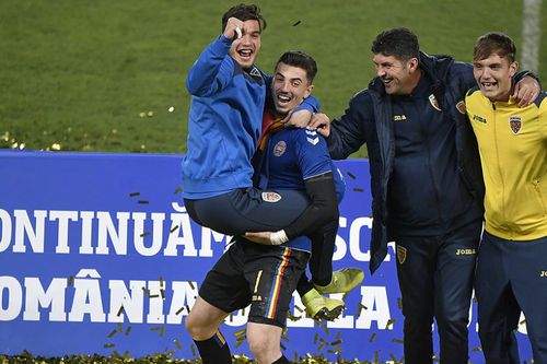 Marian Aioani, sărbătorind alături de Andrei Vlad calificarea la EURO 2021 / Sursă foto: frf.ro